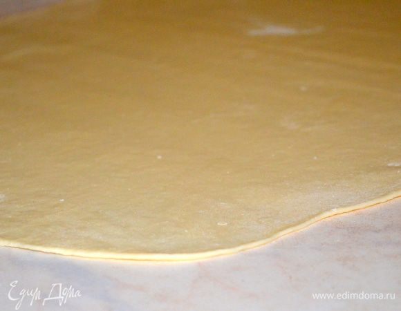 каждую часть раскатываем как можно тоньше, НО оно не должно порваться. Это достаточно трудоемко, т к тесто тугое...мне даже жарко стало)