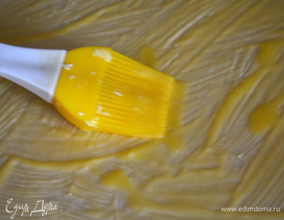 сливочное масло размягчить и намазываем им обильно каждый пласт теста