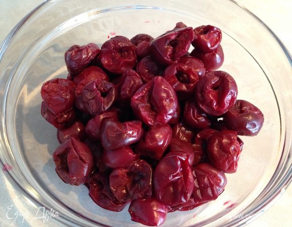 Вишни разморозить и откинуть на дуршлаг, чтобы стек сок...