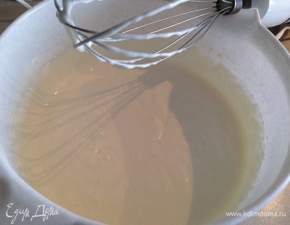 Сметану взбить с сахарной пудрой и ванилином. Если сметана жидкая, можно добавить 2 пакетика загустителя...