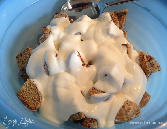 Залить пряники сметанным кремом...