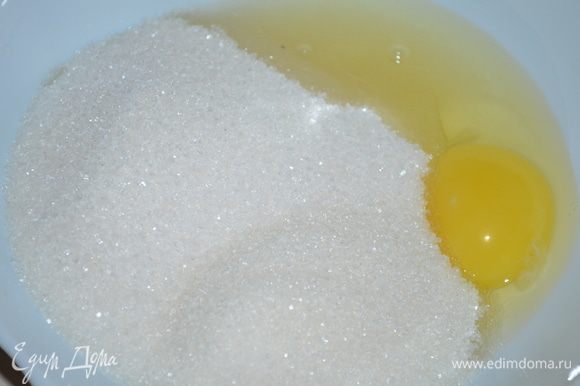 пока они расстаиваются варим крем - в рецепте он называется магилябия=))...по сути обычный заварной крем, весьма сладки, НО - тесто ведь пресное и тут сразу наступает гармония! Итак, смешиваем сахар, крахмал, яйцо, ванильный сахар и 0,5 стакана молока