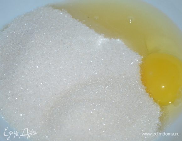 пока они расстаиваются варим крем - в рецепте он называется магилябия=))...по сути обычный заварной крем, весьма сладки, НО - тесто ведь пресное и тут сразу наступает гармония! 
Итак, смешиваем сахар, крахмал, яйцо, ванильный сахар и 0,5 стакана молока