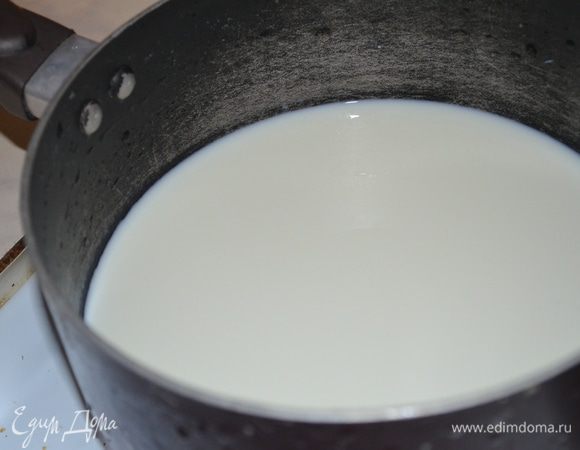 оставшиеся 1,5 стакана молока нагреть, но не кипятить 