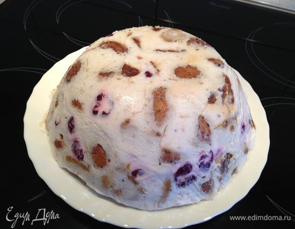 По истечение суток, емкость перевернуть на тарелку и достать десерт...