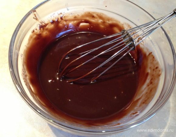 В микроволновке в сливках растопить шоколад, размешать венчиком до получения гладкой массы...