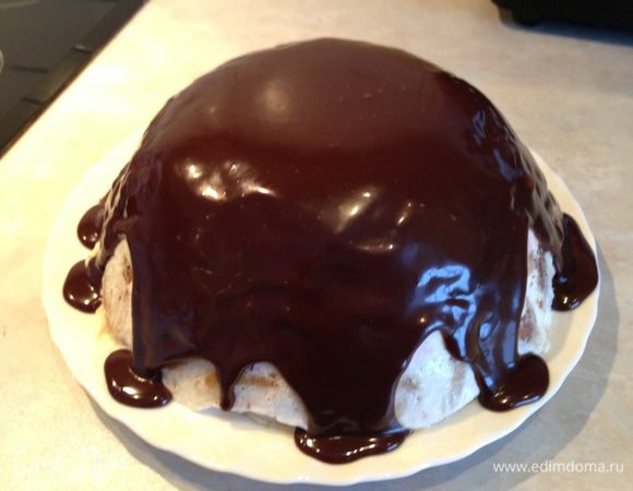 Залить десерт шоколадом. Пока шоколад еще теплый сформировать узоры. Поставить в холодильник на 1 час...