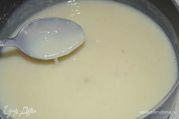 вливаем яично-сахарную смесь в горячее молоко и все размешиваем венчиком, чтобы не было комков. Варим несколько минут до загустения.