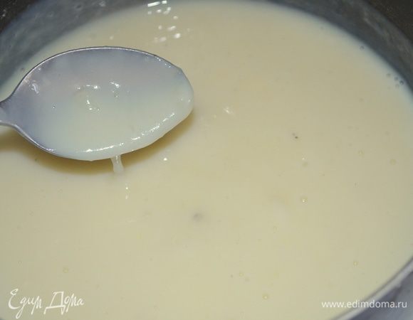 вливаем яично-сахарную смесь в горячее молоко и все размешиваем венчиком, чтобы не было комков. Варим несколько минут до загустения. 