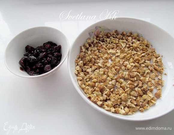 Подготовить клюкву и орехи. Клюкву промыть и обсушить, орехи порубить не очень мелко.