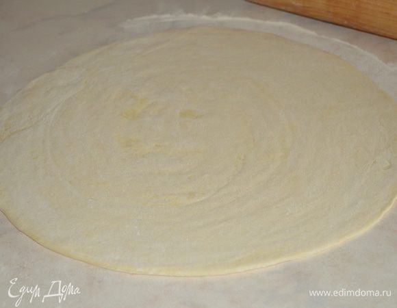 каждую улитку раскатываем в круг диаметром примерно 28 см. Первый круг может быть чуть меньше чем второй, который будет верхом пирога