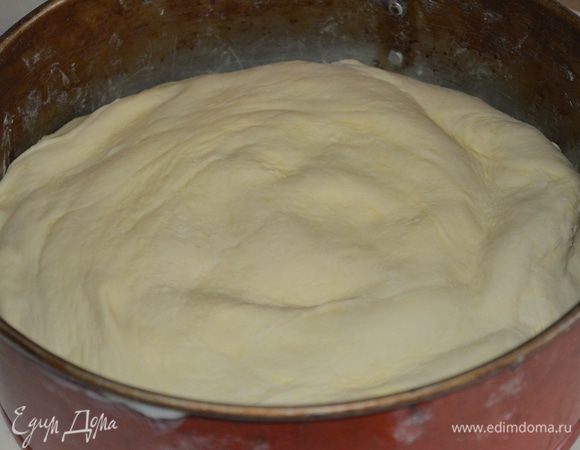 сверху выкладываем 2 пласт теста и подворачиваем под первый, как бы укрывая!