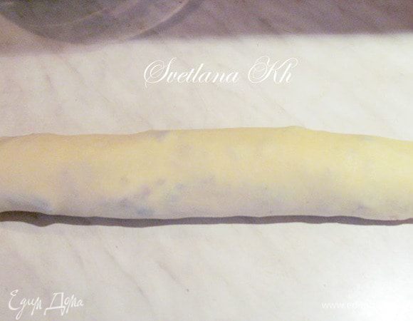 Защипнуть края рулета и нарезать его кусочками. Я нарезала тонко, чтобы булочки были плоскими. Если хотите можно кусочки нарезать по 3-4 см, они будут выше.