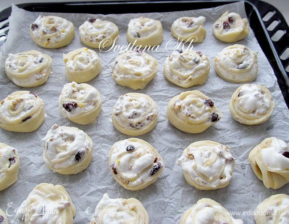 Выложить полученные розочки на противень, предварительно выстланный пергаментом. Если нужно, то слегка раскрыть их. Поставить в теплое место  для расстойки.