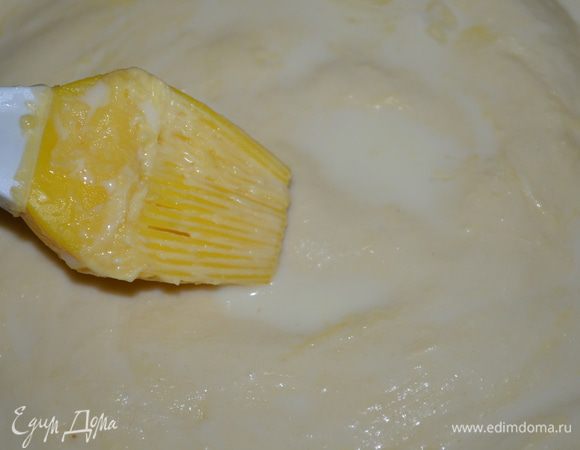 сверху смазываем желтком и делаем несколько проколов вилкой - чтобы выходил воздух! Выпекаем 30 минут при 200 градусах