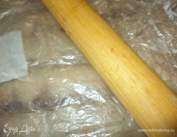 Рыбу очистить  от шкуры и костей, получим 2 половинки филе. Раньше наши магазины были завалены крабовыми клешнями и филе скумбрии-оно было тонким  и крутить кулечки было совсем несложно,но мы имеем достаточно толстенькие кусочки поэтому накрываем их мешком  и отшлепаем немного скалкой,чтобы легче было с ним работать!