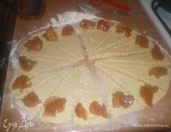 сделать опару. маргарин растопить, добавить яйца, опару и остальные ингредиенты и замесить мягкое тесто. Раскатать тесто в пласт в пласт толщиной в 0,5 см. разрезать на сегменты, на каждый положить начинку по вашему желанию (мне нравится с яблоками, натереть и добавить сахар и корицу, можно с вареньем или морожеными фруктами, или просто сахар с корицей - все зависит от вашей фантазии). но начинка должна быть сладкая, так как тесто не сладкое. 