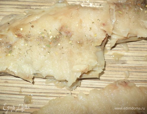 рыбку разрезать поперек пополам,смазать йогуртом,посолить и присыпать специями для рыбы