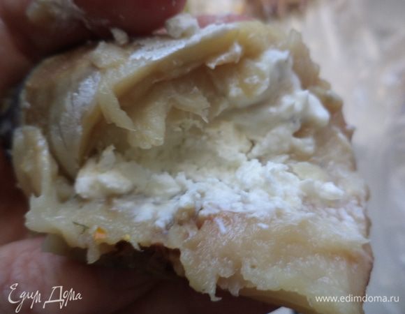 теперь рыбку надо постараться завернуть кулечком - как раньше в магазине конфеты упаковывали или конусом, потом мы поможем себе сохранить форму зубочистками, вниз положить немного сыра