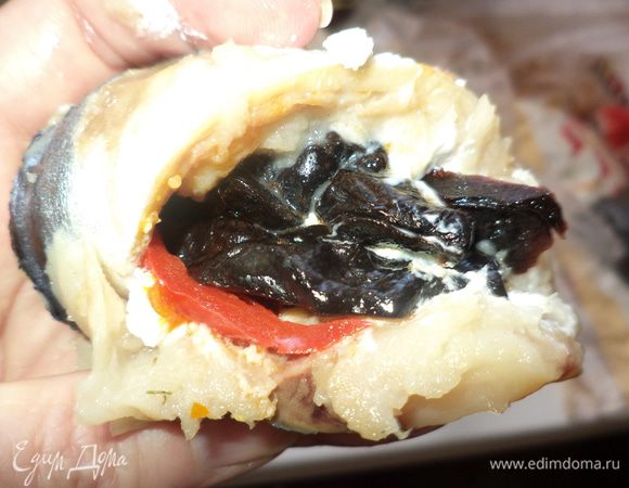 затем перец, томаты и чернослив - сколько сможете уместить но оставьте место для сыра!!!