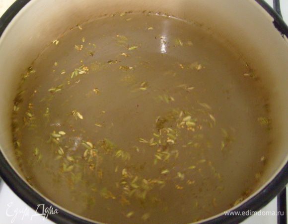 Воду (1,5 литра), соль, семена горчицы и укропа и молотый лавровый лист довести до кипения, остудить.