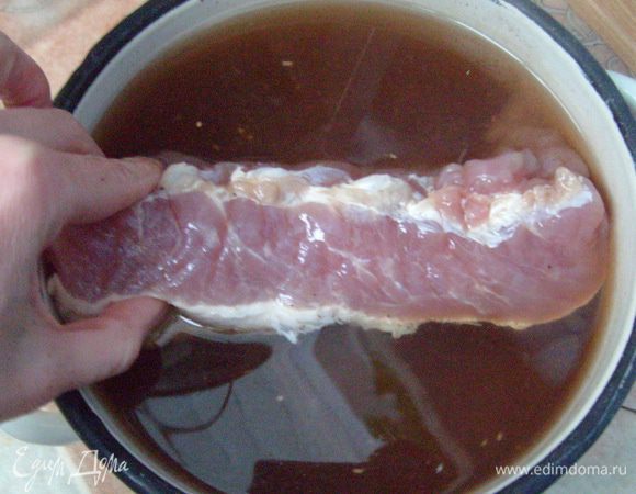 Залить этим рассолом мясо и убрать в холодное проветриваемое место на 1–2 дня (например, на балкон). Выдержанное мясо вынуть из рассола и обсушить салфеткой.