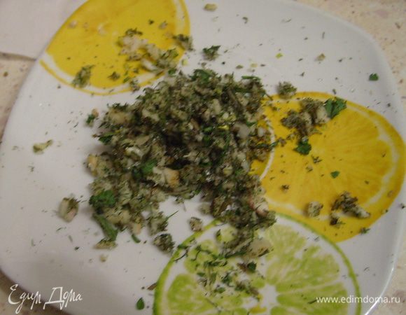 Приготовить смесь для натирания. Чеснок почистить и натереть на мелкой терке (не давить!), добавить зелень укропа и петрушки, сахар, хрен. Натереть мясо готовой смесью и завернуть в пергаментную бумагу. Оставить на сутки при комнатной температуре.