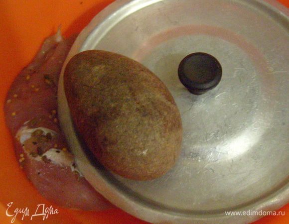 Положить мясо в сито или дуршлаг, сверху накрыть крышкой и положить что-нибудь тяжелое (у меня есть специальный камень). Так мясо пустит сок и будет течь. Сутки спустя тщательно ножом удалить с мяса остатки смеси.