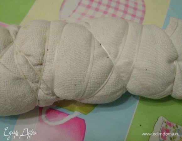 Завернуть в марлю (слоев пять), чтобы мясо не сохло (я использую льняное полотно, доставшееся еще от бабушки), перевязать шпагатом и повесить сушиться на кухне или в другом подходящем месте (главное, чтобы было невлажное и проветриваемое место). Через 1,5–2 недели вяленая полендвица готова — можно снимать пробу.