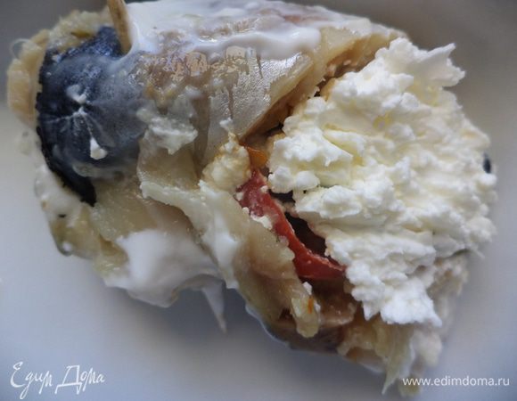 накроем сверху сыром, заколем где надо зубочистками, можно просто скрутить рулет, но мне так нравиться больше!! 