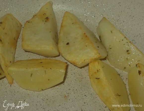 Когда картошка была почти готова я также поступила с цукини, разрезав на четвертинки, специи, и тоже быстро обжарить, потом посолить и картошечка дойдет, при желании все можно сделать не сильно зажаренным  и вполне диетичным!