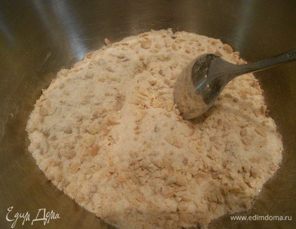 Смешайте муку сахар, орехи