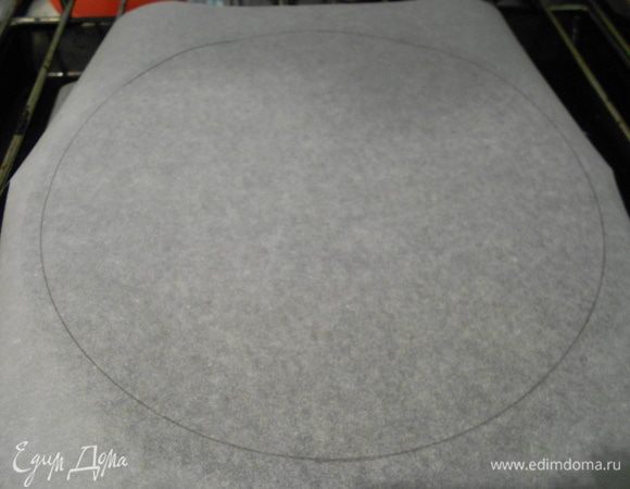У меня не было 2х форм одного размера, поэтому на бумаге я нарисовала круги диаметром 24 см. Если у вас они есть - просто застелите их пергаментом. Можно использовать и форму меньшего диаметра, например, 22 см