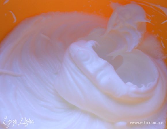 Белки я храню в морозилке, перед тем как их использовать, все-равно их необходимо разморозить, поэтому я оставляю их на ночь на кухонном столе, а  вечером следующего дня приступаю к работе. Взбиваем белки с ванилью и пудрой