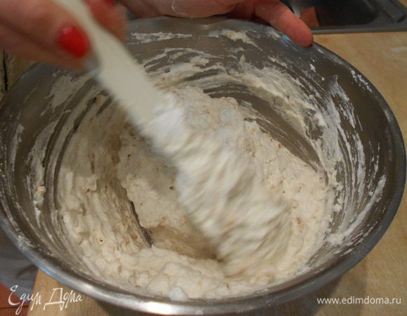 Аккуратно порциями соединяем сухую фракцию с белками, перемешиваем до однородности