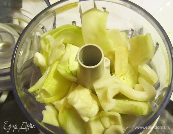 Затем вместе с чесноком измельчить в пюре.