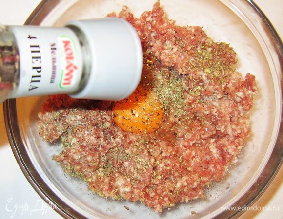 К фаршу добавить яйцо. Посолить, поперчить. Добавить майоран, щепотку мяты и мускатного ореха (или любые другие пряности по вашему вкусу). Хорошо вымесить.