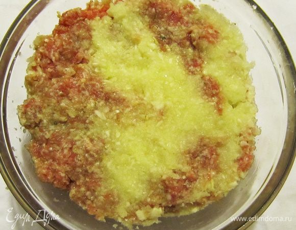 Добавить овощную массу к фаршу. 