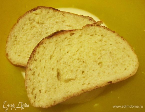 В небольшом количестве молока замочить 2 ломтика белого хлеба. Слегка отжать, срезать корки.