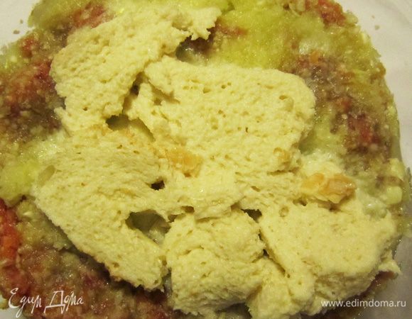 Добавить размякшие ломтики хлеба к фаршу. Тщательно вымесить массу в течение 5 мин, затем отбить о дно миски 10 - 15 раз. Это насыщает фарш кислородом, делает его более эластичным и упругим.