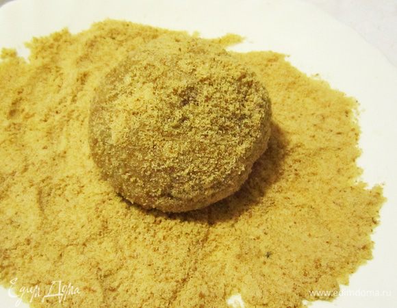 Обвалять котлетки в панировочных сухарях (у меня домашние панировочные сухари из подсушенного и измельченного белого хлеба).