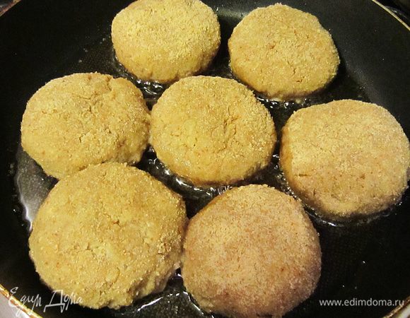 Обжарить котлеты на раскаленном растительном масле в начале с одной стороны до зарумянивания. 