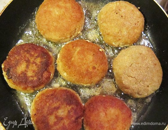 А после перевернуть котлетки и довести до готовности при небольшом огне с закрытой крышкой.