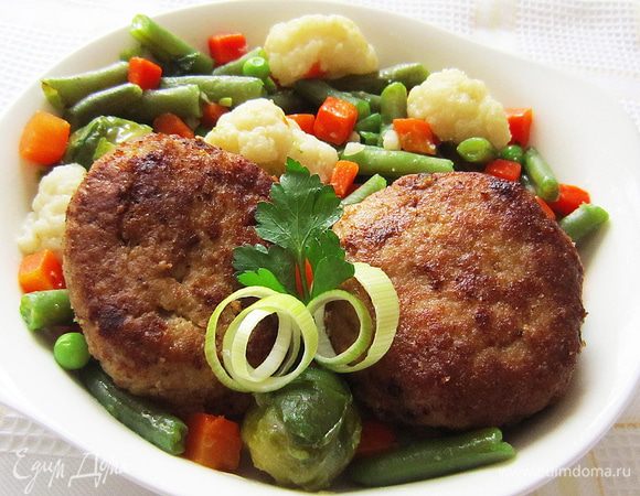 Котлетки получаются с румяной золотистой корочкой. 
Подаем их с тушеными овощами или с любым другим гарниром по вашему вкусу! 