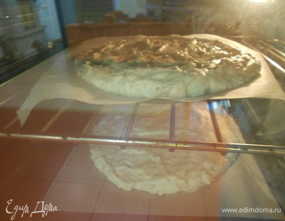 Выпекать 2 часа при температуре 140"С. ***из бабушкиных записей: "...печь часов 5 в приоткрытой духовке..." - это для газовых духовок, я так понимаю*** оставить в духовке на пару часов остывать, перевернуть бумагой наверх и оставить их в покое на сутки (не менее 12-15 часов)