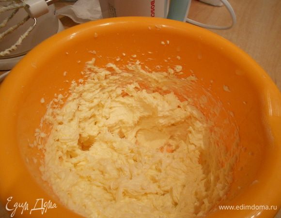 Смешать молоко с яйцом и сахаром, поставить на огонь, варить до загустения. Остудить. Мягкое масло взбить, вливать порциями сироп, не переставая взбивать. Добавить сливки (счастливчики те, у кого есть домашние, без сильного запаха) - взбить. Крем разделить на 2 части. Одну из них соединить с какао, другую - с коньяком 