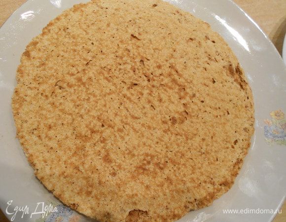 С коржей снять бумагу, аккуратно ножом подровнять коржи 