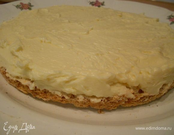 На 1 корж нанести белый крем (оставьте немного для украшения)...