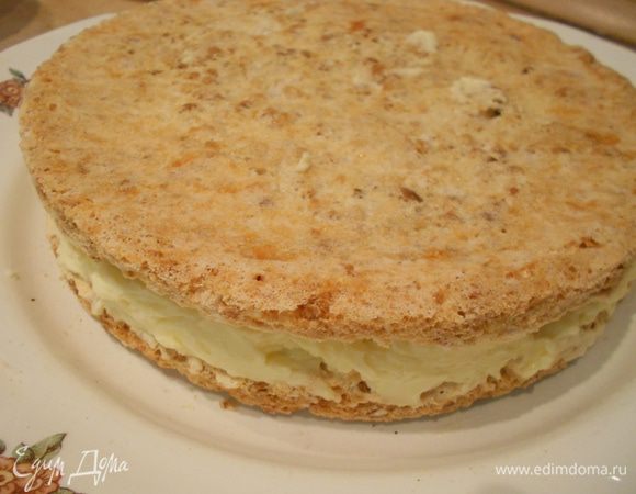 ...накройте вторым, проследите, чтобы контуры их четко совпадали. Начинайте наносить шоколадный крем