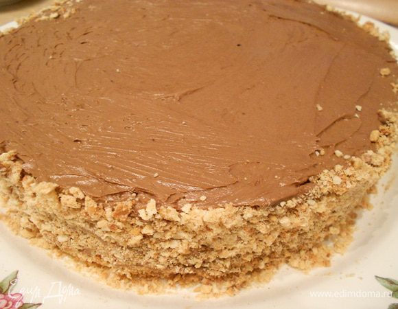 Бока обсыпаем измельченными обрезками коржей + орехи